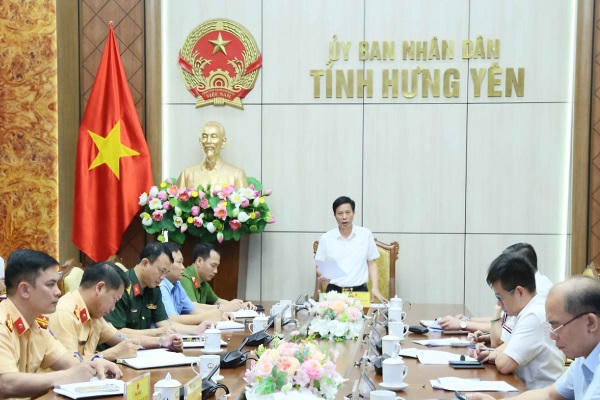 Phó Chủ tịch UBND tỉnh Hưng Yên, ông Lại Văn Hoàn chủ trì hội nghị.