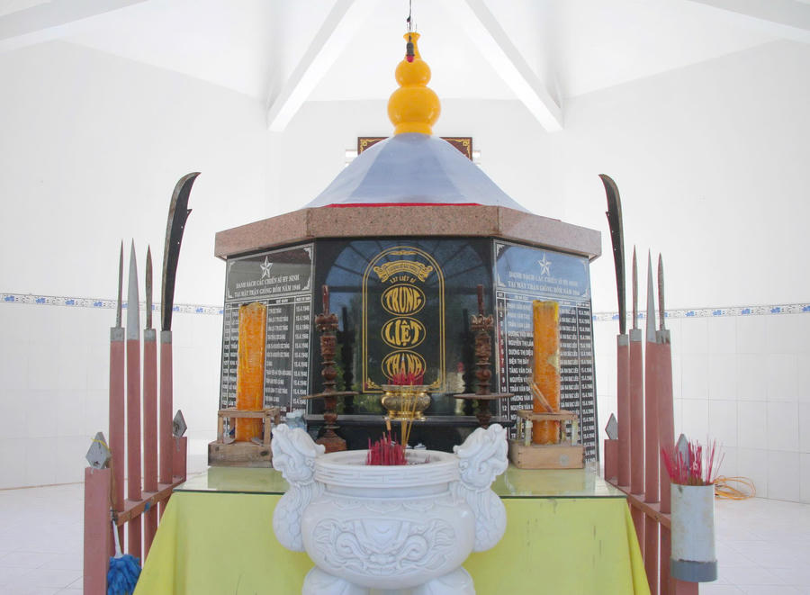 Trong Tòa Trung liệt thánh, có 137 liệt sĩ được khắc trang trọng, nhắc nhớ về những hy sinh to lớn của các thế hệ đi trước vì độc lập, tự do của dân tộc.