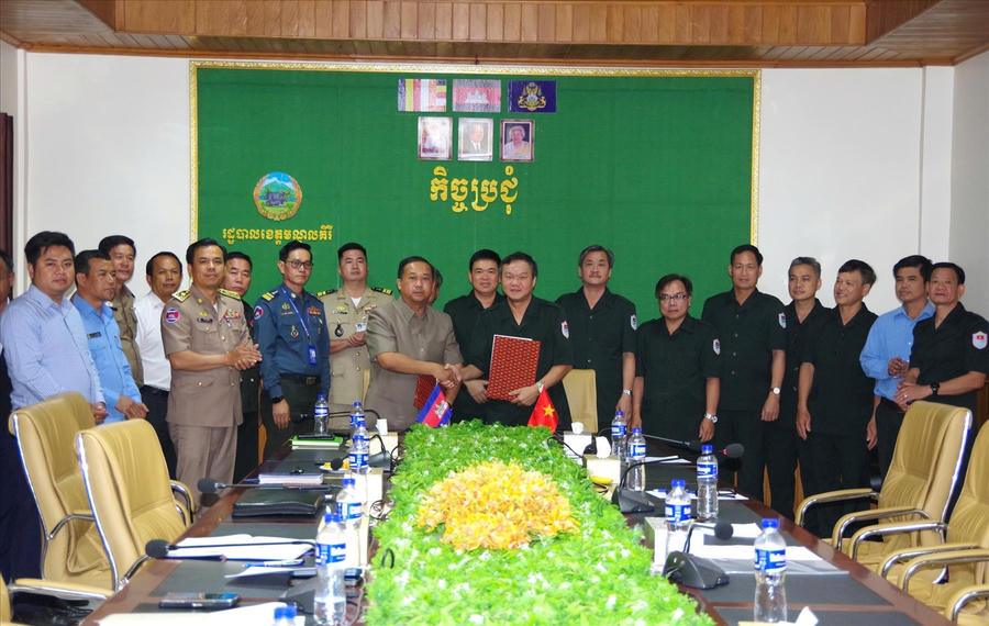 Ban Chỉ đạo 515 tỉnh Đắk Lắk và Ban Chuyên trách tỉnh Mondulkiri ký kết các nội dung tại hội đàm.