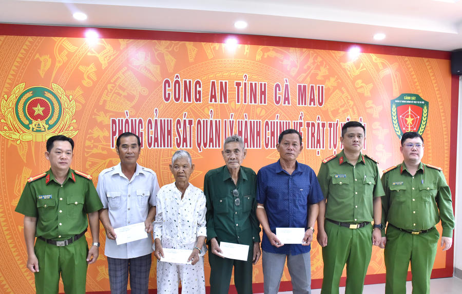 Công an tỉnh Cà Mau tặng quà cho thân nhân liệt sĩ chưa xác định được danh tính tại buổi thu nhận mẫu ADN.