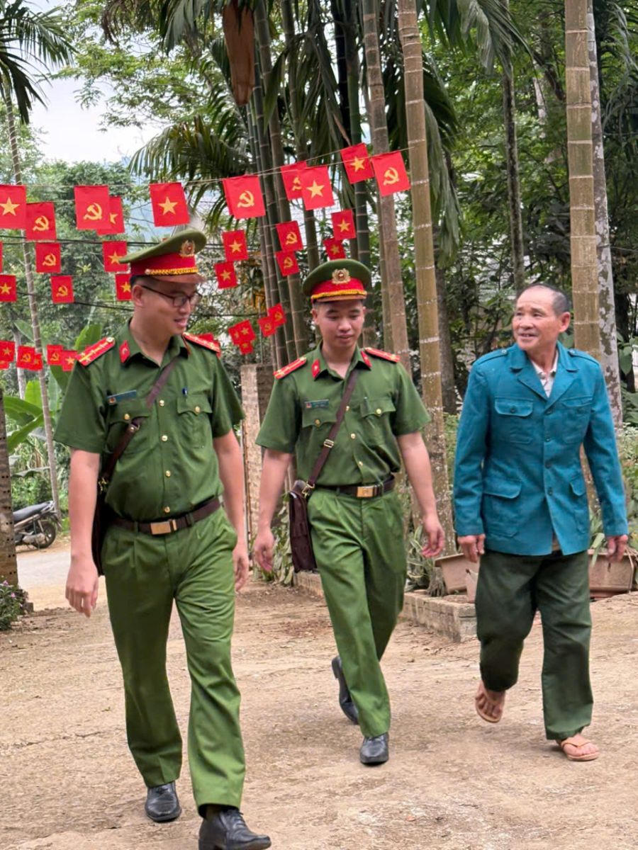 Mỗi chuyến đi đến tận các thôn, bản xa xôi&nbsp;&nbsp;không chỉ là trao quà mà còn là dịp để chúng tôi tuyên truyền, hướng dẫn người dân sử dụng dịch vụ công trực tuyến,