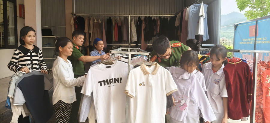 Người dân, đặc biệt là các em nhỏ, còn được mời ghé qua gian hàng để tự tay lựa chọn những món đồ phù hợp với nhu cầu của mình.