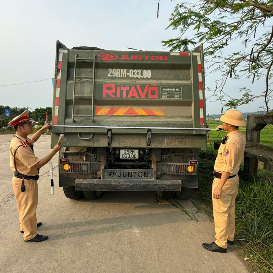 Việc kiểm tra được thực hiện chặt chẽ, từ đối chiếu giấy tờ, kiểm tra tải trọng đến đo kích thước thùng xe nhằm phát hiện hành vi cơi nới, chở quá tải.