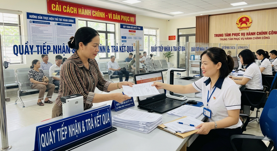 Phó Thủ tướng Chính phủ Phạm Thị Thanh Trà đã ký ban hành Công điện số 33/CĐ-TTg nhằm thúc đẩy việc thực hiện thủ tục hành chính và cung cấp dịch vụ công trực tuyến một cách liên thông, đồng bộ và không bị gián đoạn. (Ảnh minh họa AI)