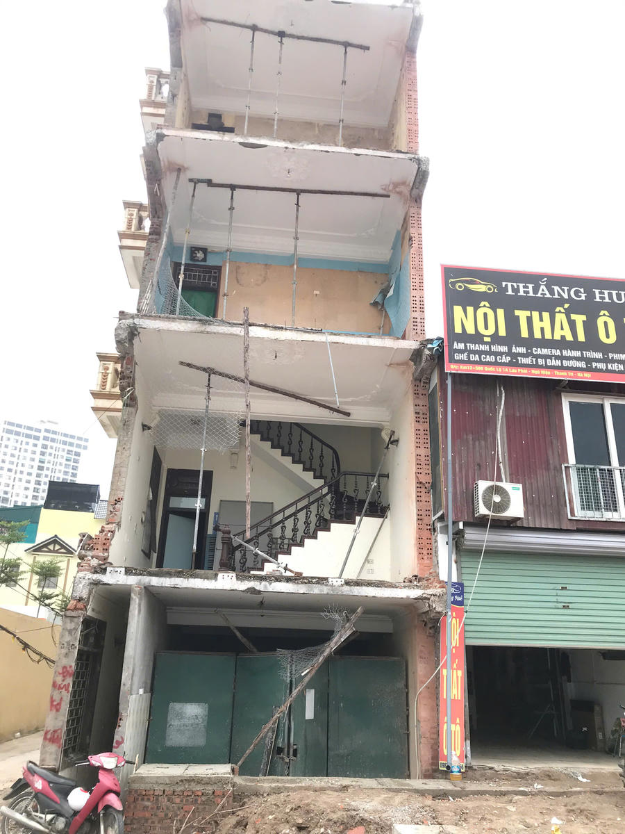 Ngôi nhà trong tình trạng xuống cấp, nguy cơ gây nguy hiểm đối với người dân xung quanh.