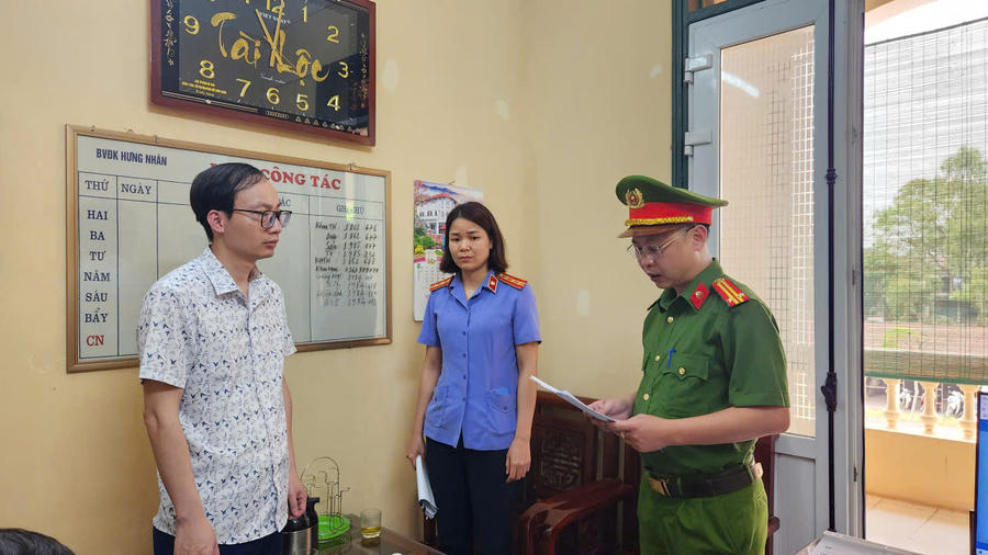 Cơ quan công an đọc quyết định khởi tố bị can đối với ông Phạm Thành Nam (Ảnh: Công an Hưng Yên).