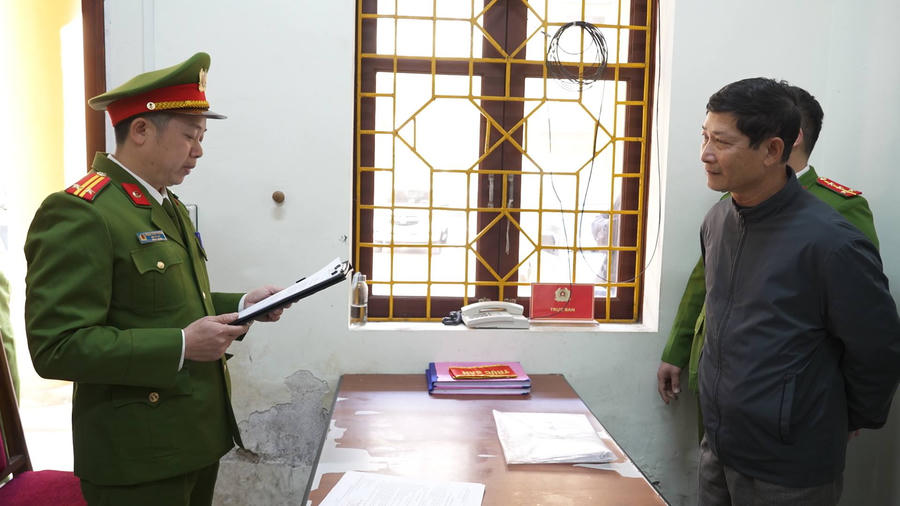 Cơ quan công an đọc lệnh khởi tố bị can Vũ Công Hằng. (Ảnh: CA Cao Bằng).