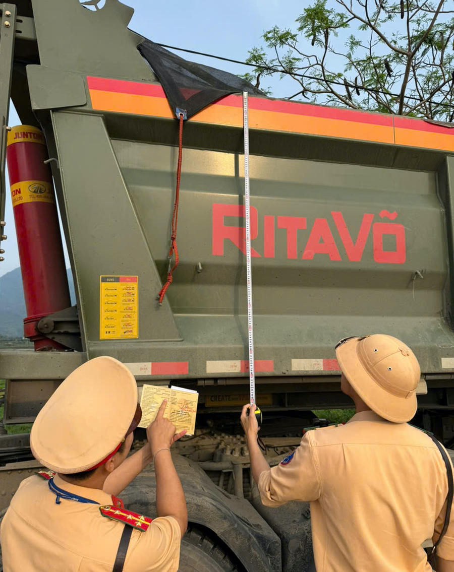 Việc kiểm tra được thực hiện chặt chẽ, từ đối chiếu giấy tờ, kiểm tra tải trọng đến đo kích thước thùng xe nhằm phát hiện hành vi cơi nới, chở quá tải.
