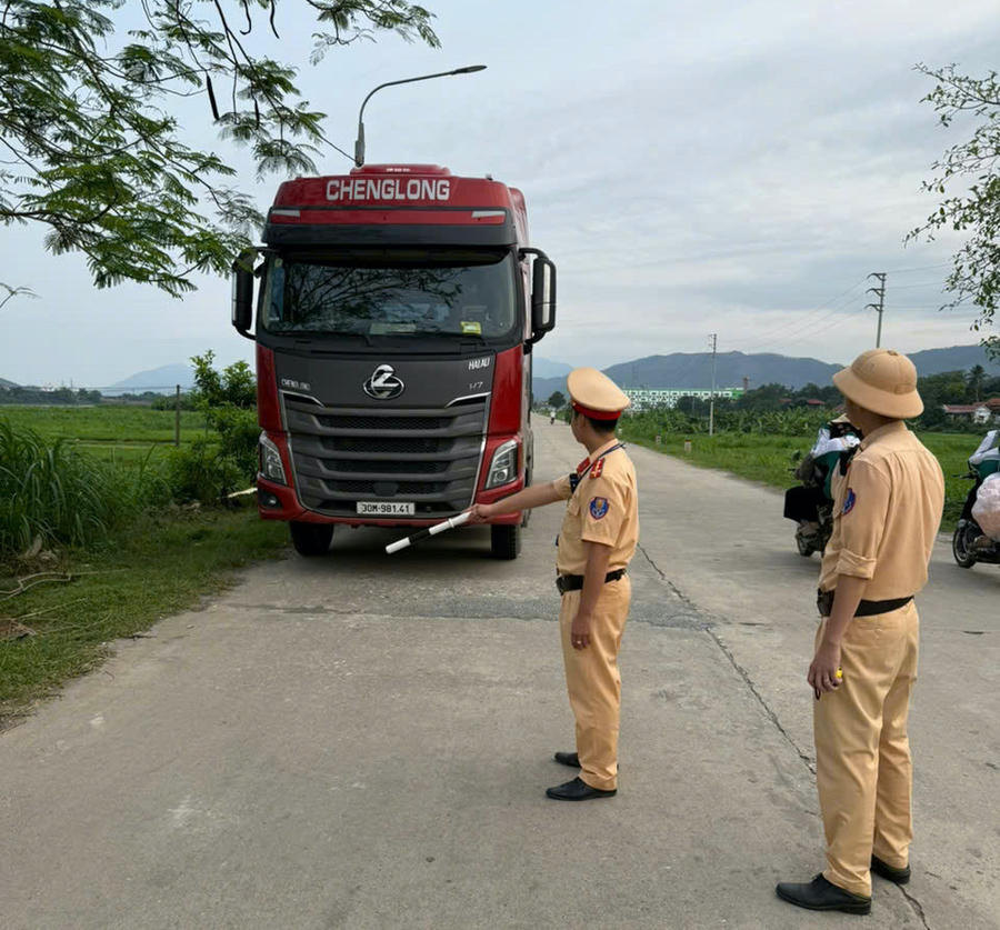 Lực lượng CSGT Đội 2 thuộc Phòng Cảnh sát giao thông Công an tỉnh Phú Thọ tăng cường ra quân xử lý tình trạng xe tải trọng lớn ở tuyến đường tỉnh lộ 317.