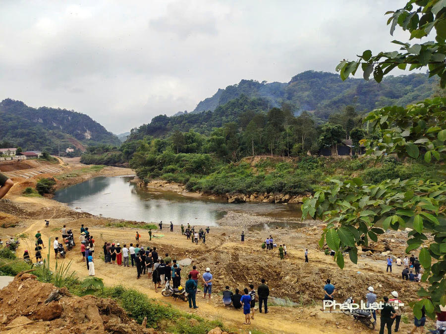 Khu vực hiện trường tìm thấy thi thể học sinh mất tích trên sông Miện. (Ảnh: T. Nhân).