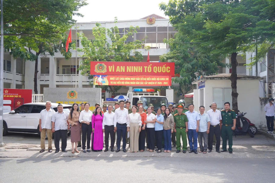 Các đại biểu chụp ảnh lưu niệm sau khi phát động Lễ ra quân.