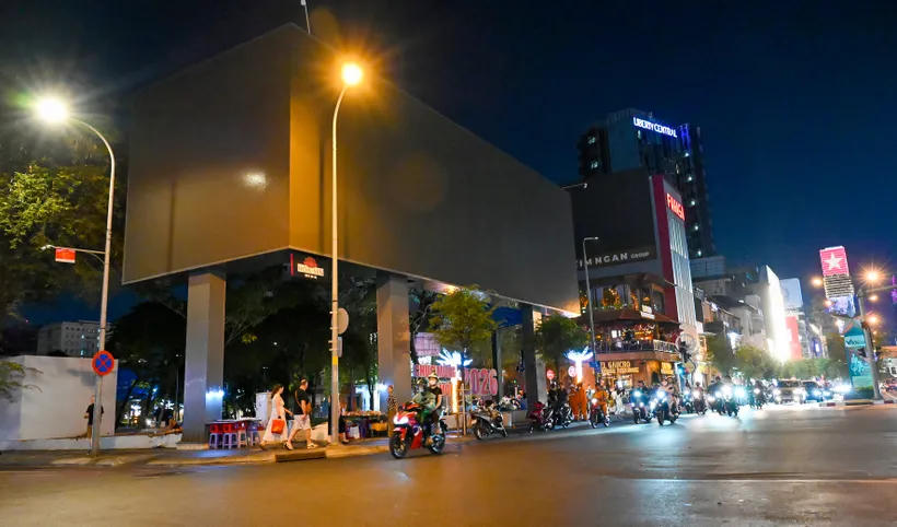 Một bảng hiệu quảng cáo công suất lớn trên đường Lê Lợi.