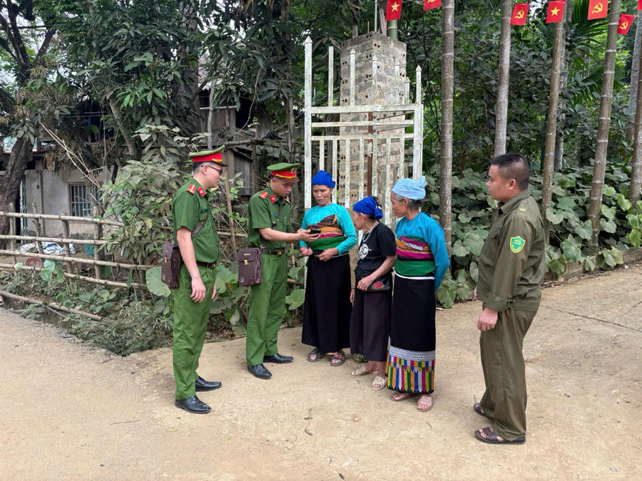 Công an xã Văn Nho về cơ sở tuyên truyền kích hoạt tài khoản định danh điện tử cho người dân