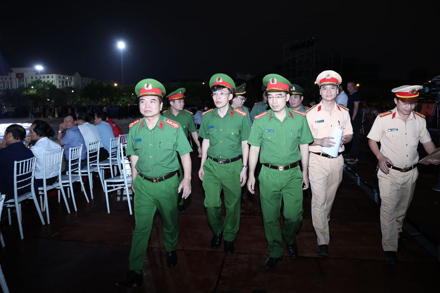 Đại tá Nguyễn Minh Hải - Phó Giám đốc Công an tỉnh kiểm tra công tác đảm bảo ANTT tại Lễ hội Hoa lư 2026. Ảnh Công an tỉnh Ninh Bình