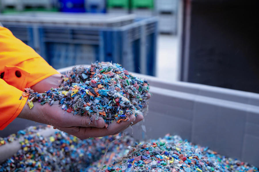 Rác thải nhựa sau khi được phân loại đạt chuẩn sẽ được xử lý thành hạt nhựa tái chế, nguyên liệu đầu vào giá trị cho ngành công nghiệp sản xuất - Ảnh: DNCC
