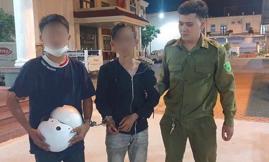 Lực lượng tuần tra khống chế, bắt giữ 2 đối tượng có hành vi trộm cắp tài sản tại khóm Bà Điều (phường Lý Văn Lâm).