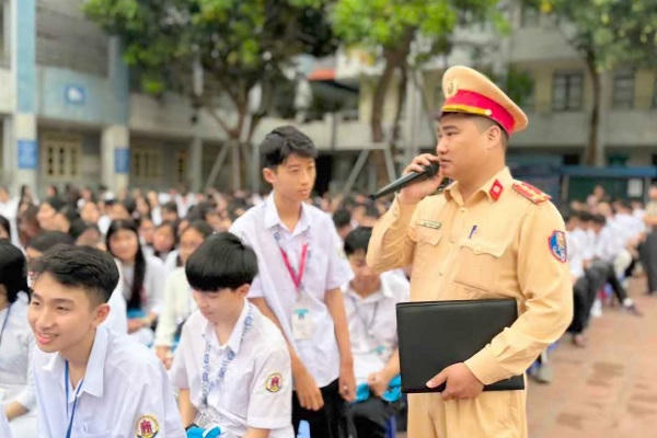 Lực lượng CSGT tăng cường tuyên truyền, phổ biến pháp luật về trật tự an toàn giao thông tại các trường học .