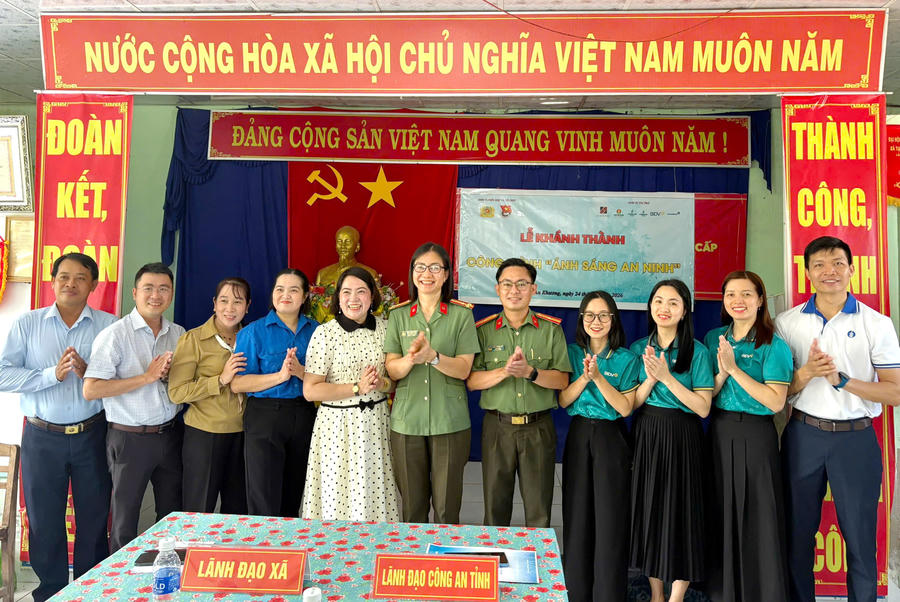 Các đại biểu chụp ảnh lưu niệm.