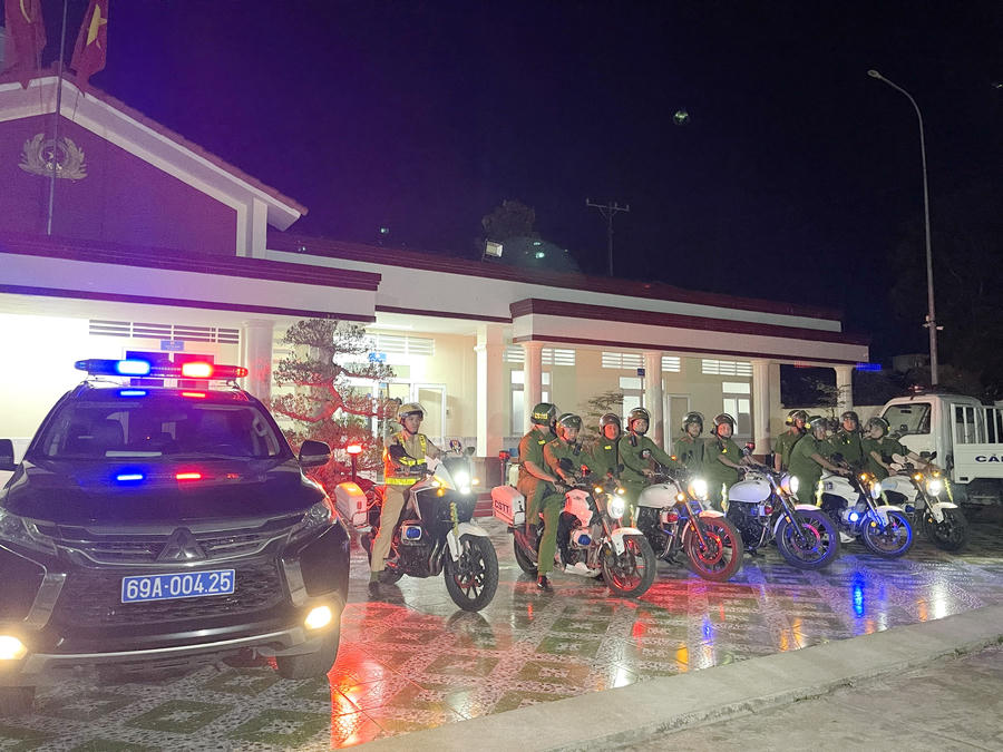 Tổ công tác 21 Công an tỉnh Cà Mau ra quân tuần tra, kiểm soát bảo đảm an ninh, trật tự ban đêm.