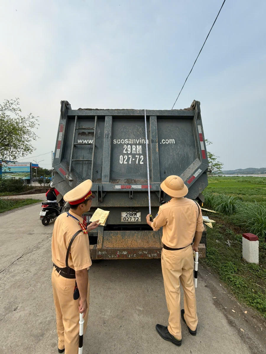Việc kiểm tra được thực hiện chặt chẽ, từ đối chiếu giấy tờ, kiểm tra tải trọng đến đo kích thước thùng xe nhằm phát hiện hành vi cơi nới, chở quá tải.