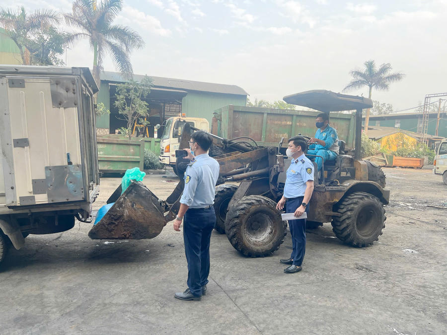 Đội QLTT số 9, Chi cục QLTT Hưng Yên giám sát tiêu huỷ. Ảnh: QLTT HY