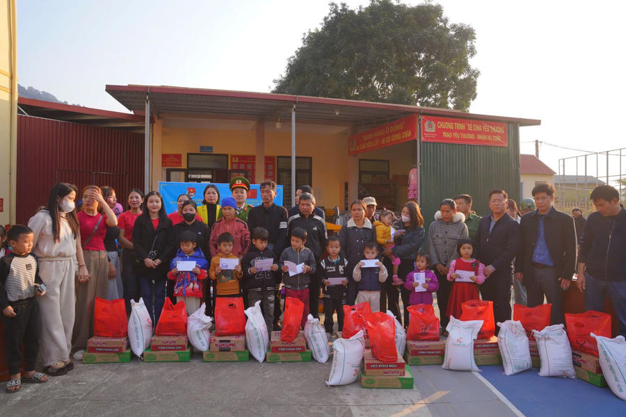 Ra mắt từ ngày 09/01/2026, “Gian hàng 0 đồng” nhanh chóng trở thành điểm dừng chân ấm áp mỗi khi người dân đến làm thủ tục hành chính.