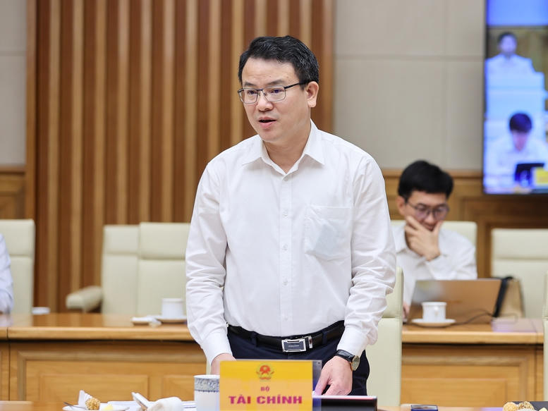 Thứ trưởng Bộ Tài chính Trần Quốc Phương báo cáo tại cuộc họp - Ảnh: VGP