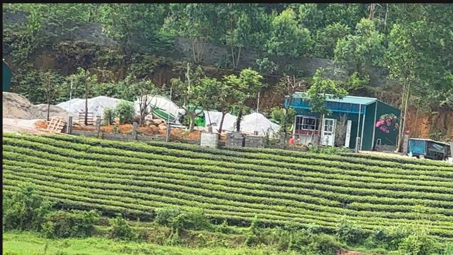 Hiện trạng cối trộn bê tông cũng như nhà điều hành bằng khung sắt, lợp mái tôn cùng các đống cát sỏi sau 1 ngày có lệnh yêu cầu tháo dỡ trả lại nguyên trạng ban đầu. Ảnh chụp ngày 24/4/2026.