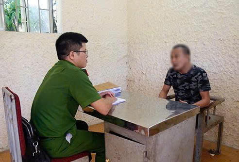 Điều tra viên Trần Hậu Đoài trong một lần hỏi cung phạm nhân. (Ảnh: Công an Hà Tĩnh cung cấp)