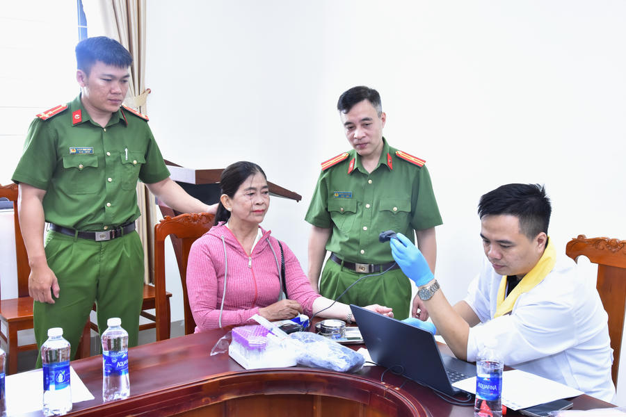 Cán bộ Phòng Cảnh sát quản lý hành chính về trật tự xã hội Công an Cà Mau, phối hợp thu nhận mẫu ADN thân nhân liệt sĩ.