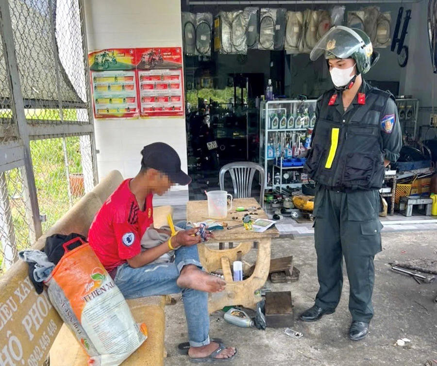 Tổ tuần tra, kiểm soát Phòng CSGT phát hiện, ngăn chặn đối tượng liên quan vụ trộm cắp tài sản trên địa bàn phường Giá Rai.