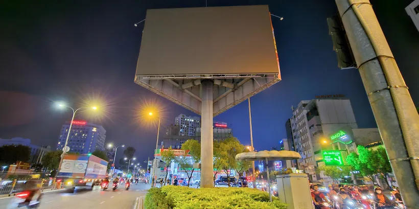 Biển quảng cáo công suất lớn tại khu vực hướng ra sân bay Tân Sơn Nhất tắt sau 22h.