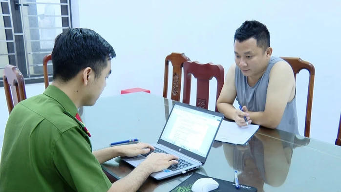 Bị can Vũ Xuân Đoàn – đối tượng tổ chức đưa máy móc khai thác trái phép hàng chục nghìn m³ đá, thu lợi bất chính hơn 1,1 tỉ đồng tại cơ quan điều tra. Ảnh: Công an tỉnh Ninh Bình