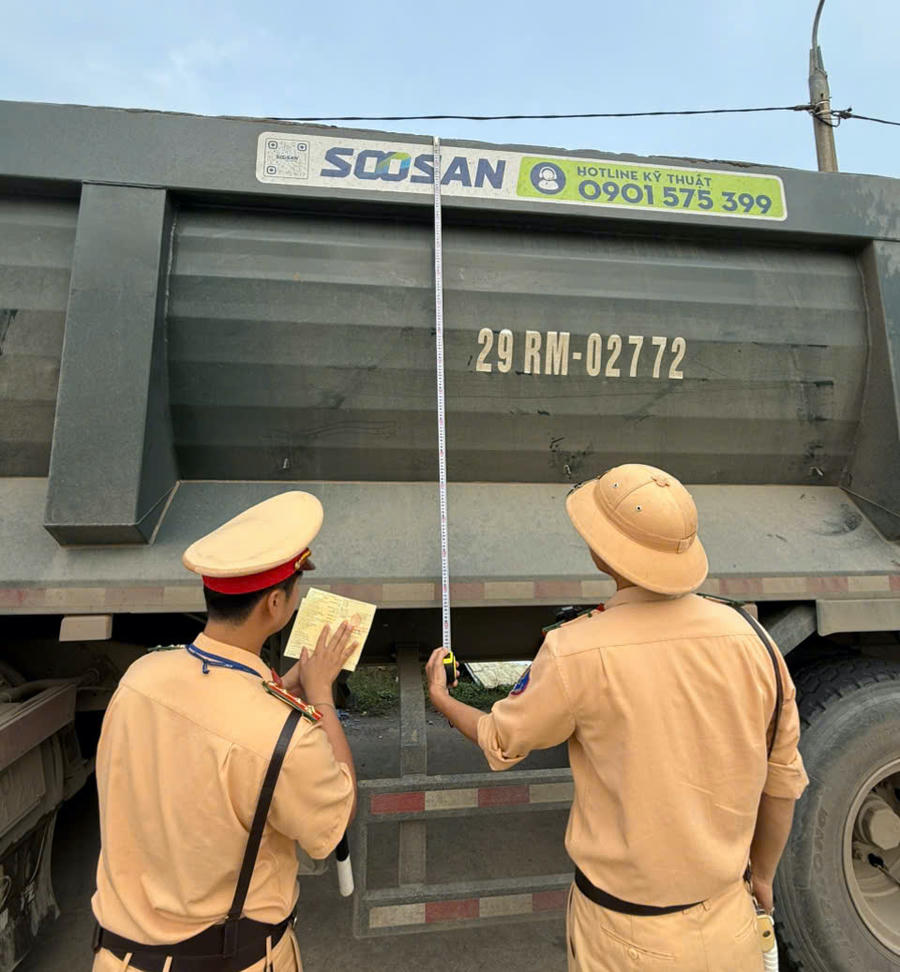 Việc kiểm tra được thực hiện chặt chẽ, từ đối chiếu giấy tờ, kiểm tra tải trọng đến đo kích thước thùng xe nhằm phát hiện hành vi cơi nới, chở quá tải.
