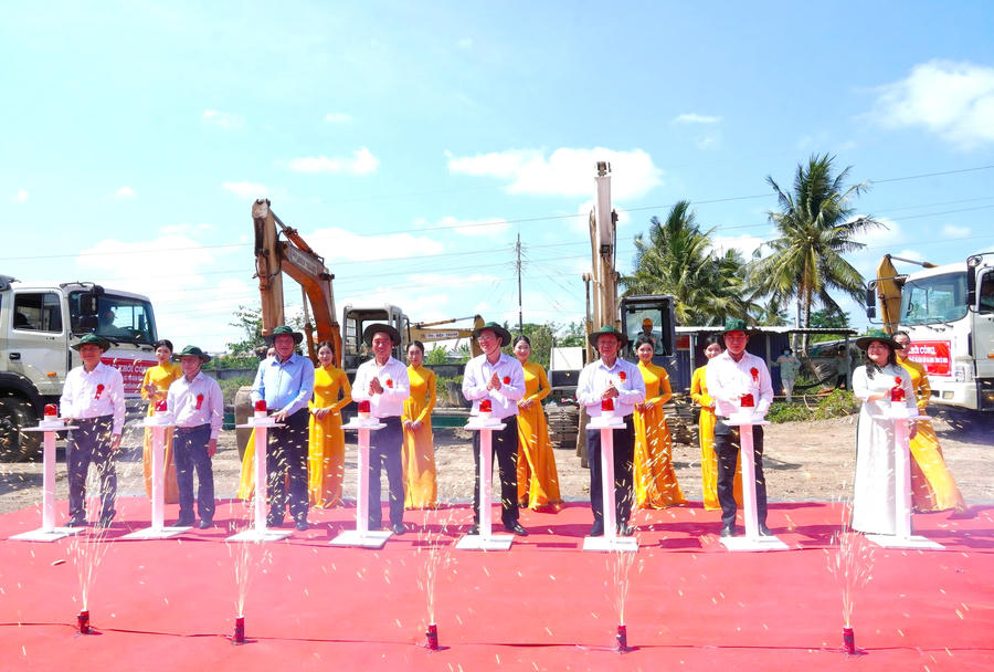 Lãnh đạo Tỉnh ủy, UBND, Ban Tuyên giáo và Dân vận Tỉnh ủy Cà Mau, lãnh đạo địa phương… thực hiện nghi thức bấm chuông khởi công xây dựng cầu Nguyễn Đình Chiểu.