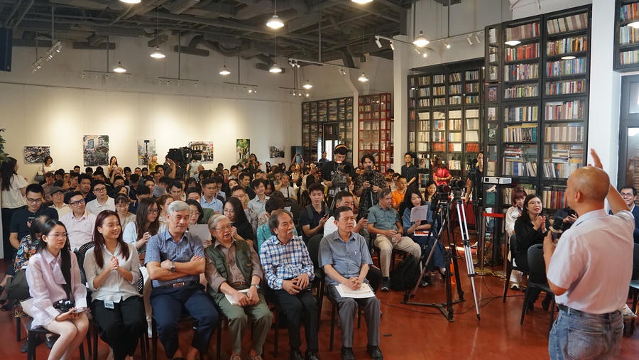 Đông đảo bạn đọc và văn nghệ sĩ đã tới dự buổi ra mắt và trò chuyện về cuốn sách.