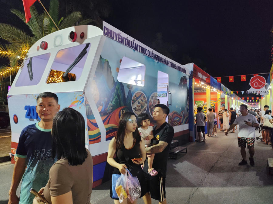 54 “toa tàu” ẩm thực đại diện cho 54 xã, phường, đặc khu của tỉnh thu hút đông người dân, du khách tham quan, trải nghiệm.