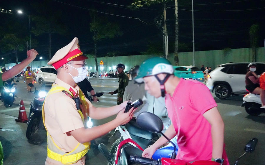 Kiểm tra nồng độ cồn đối với người điều khiển phương tiện.