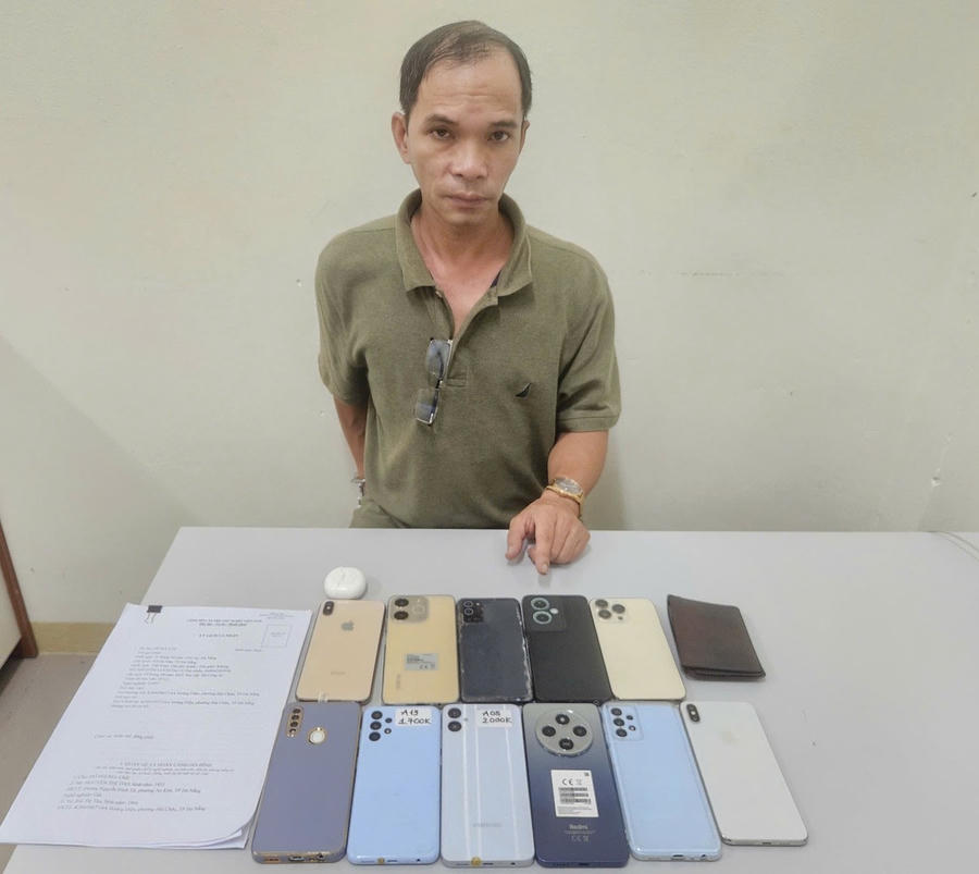 Trần Duy Khoa và tang vật thu giữ trong vụ án. (Ảnh: Công an TP Đà Nẵng)