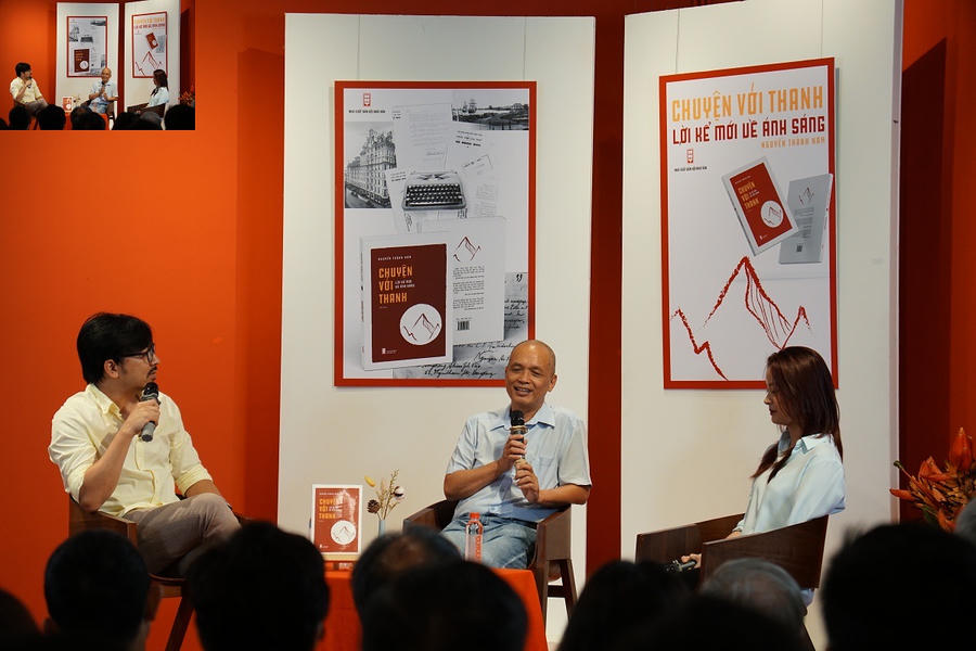 Tác giả (ngồi giữa) giao lưu trong buổi lễ ra mắt.