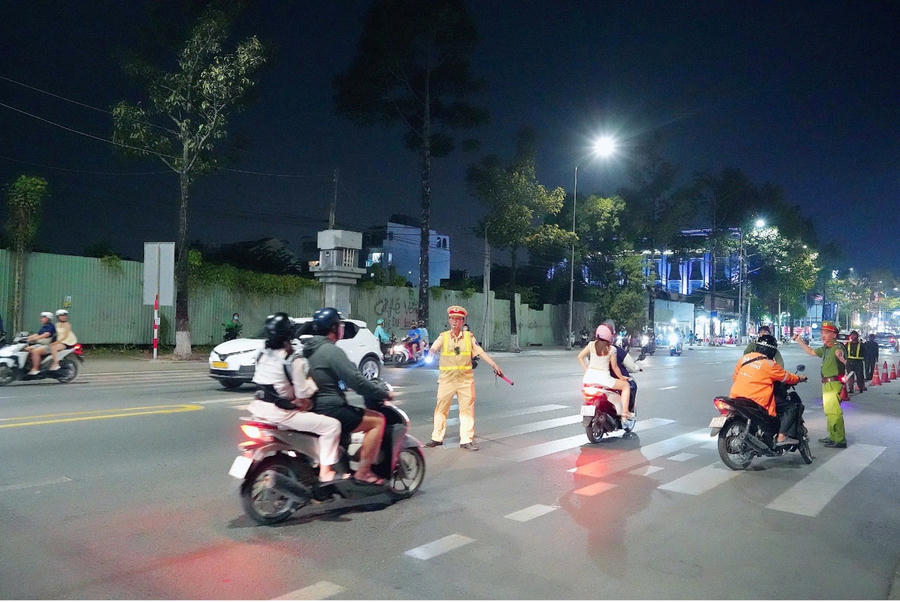 Lực lượng CSGT Công an tỉnh phối hợp Công an phường Trấn Biên kiểm soát các phương tiện lưu thông trên tuyến đường Võ Thị Sáu.