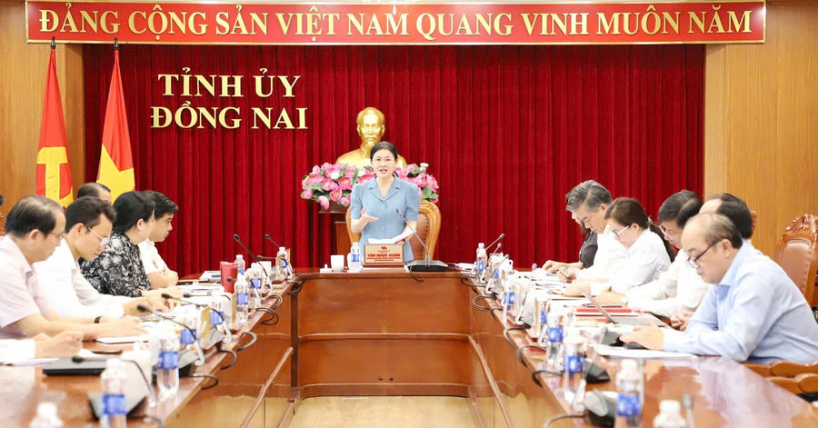 Ủy viên Trung ương Đảng, Phó Bí thư Thường trực Tỉnh ủy, Chủ tịch HĐND tỉnh Đồng Nai Tôn Ngọc Hạnh chủ trì buổi làm việc. Ảnh: My Ny