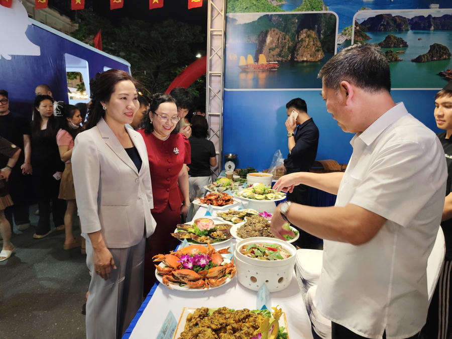 Bà Nguyễn Thị Hạnh, Phó Chủ tịch UBND tỉnh thăm gian hàng ẩm thực Quảng Yên bày bán các loại đặc sản hấp dẫn của địa phương.