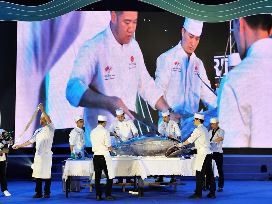 Màn trình diễn xẻ thịt cá ngừ đại dương nặng 218kg của các đầu bếp đến từ nhà hàng Nhật Bản.