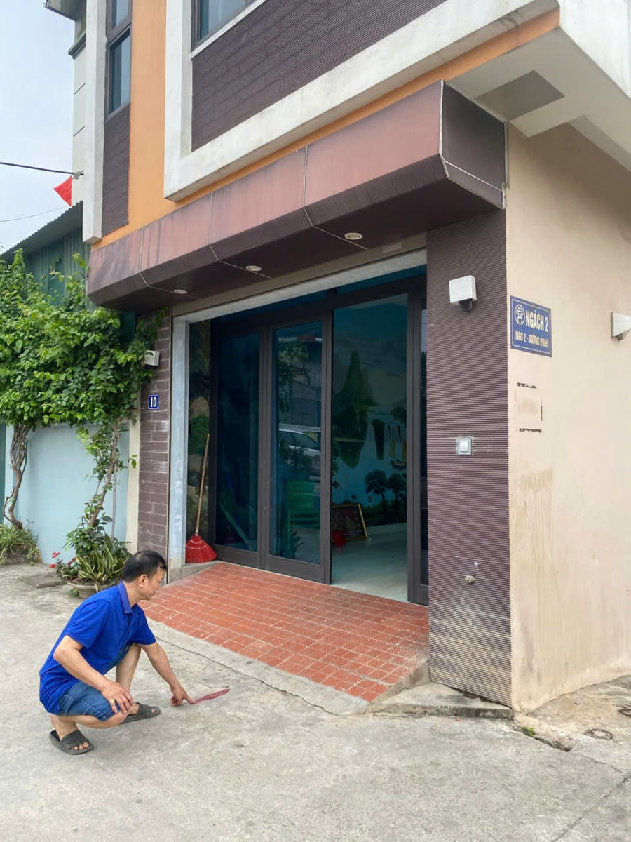 Ngôi nhà ông Trần Văn Triển sẽ bị phá dỡ đến&nbsp;vạch sơn đỏ nơi con trai ông Triển đang chỉ tay vào.