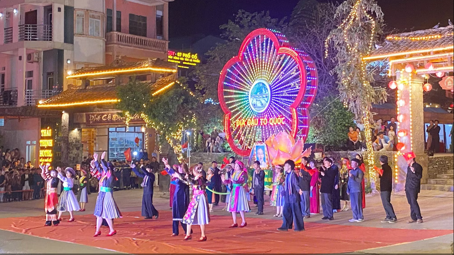 Lễ hội khèn Mông được tổ chức tại xã Đồng Văn.