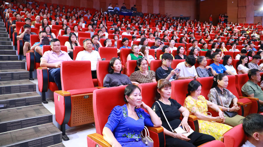 Đông đảo khán giả đến dự lễ khai mạc và thưởng thức bộ phim “Địa đạo - Mặt trời trong bóng tối” trong tối 25/4.