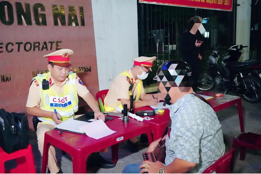 Lập biên bản đối với người đàn ông vi phạm nồng độ cồn ở mức “kịch khung” nhưng vẫn điều khiển xe máy tham gia giao thông.
