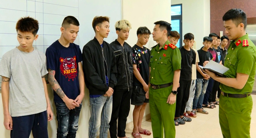 Các đối tượng tại cơ quan Công an.