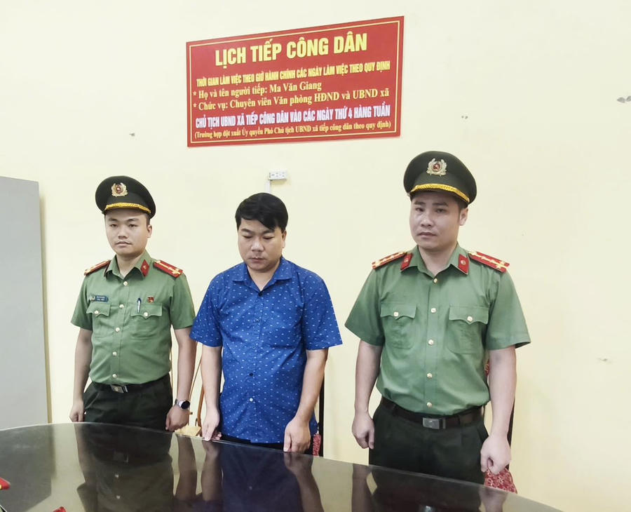 Cơ quan chức năng tống đạt các quyết định tố tụng đối với Dương (áo xanh ảnh giữa). Ảnh: Công an Tuyên Quang.